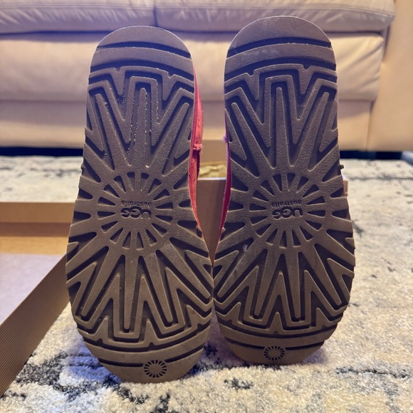 UGG Classic Short in Limited Edition Coral | Women’s Size 7 - Picture 5 of 9